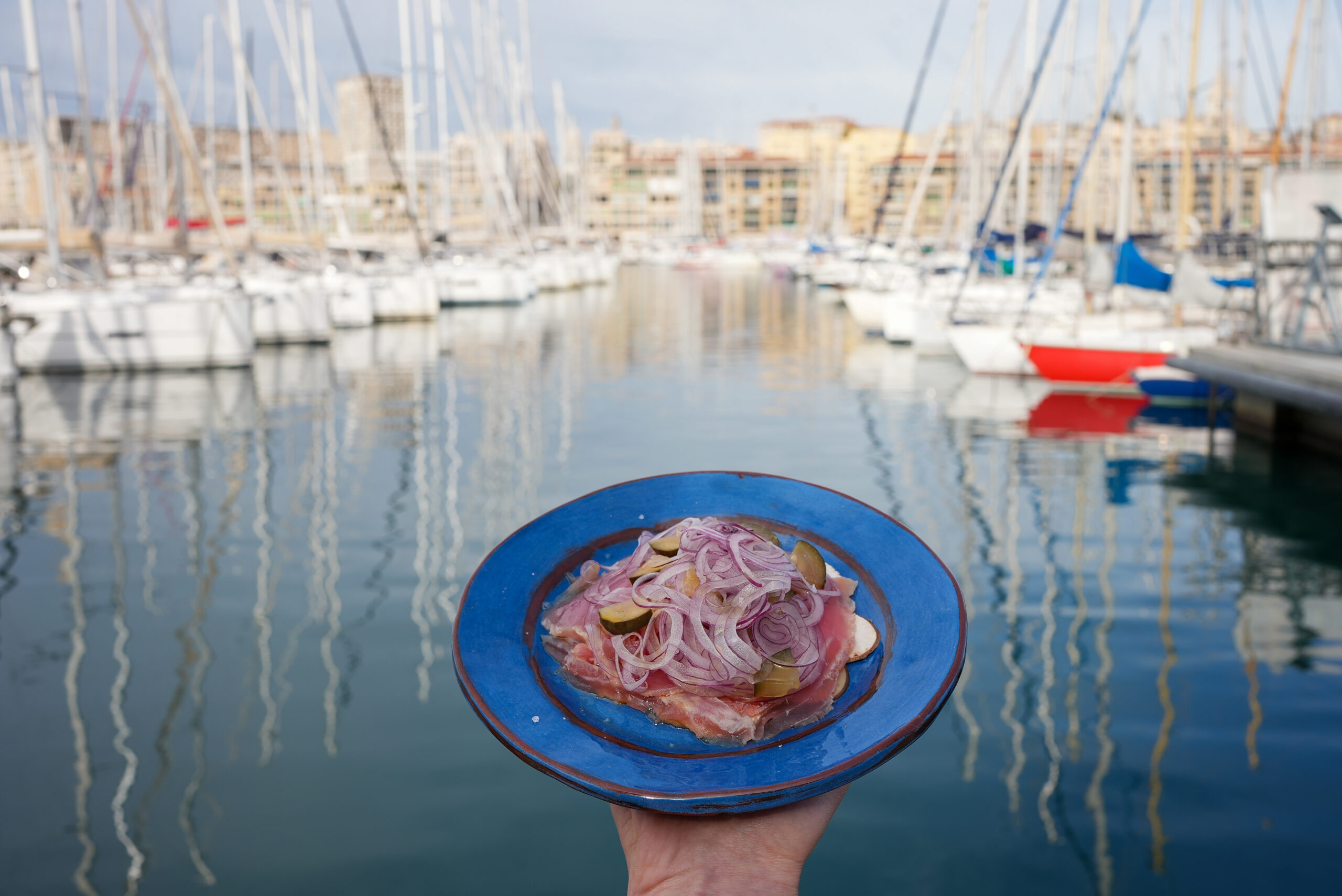 Carpaccio De Thon La Fourme D Ambert Et Assaisonnement De Saison