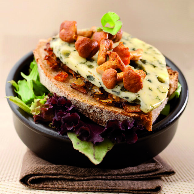 Croque pissaladière aux girolles et à l’AOP Fourme d’Ambert