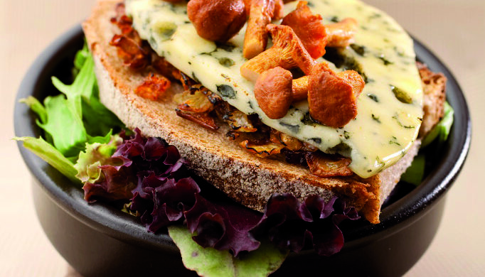 Croque pissaladière aux girolles et à l’AOP Fourme d’Ambert