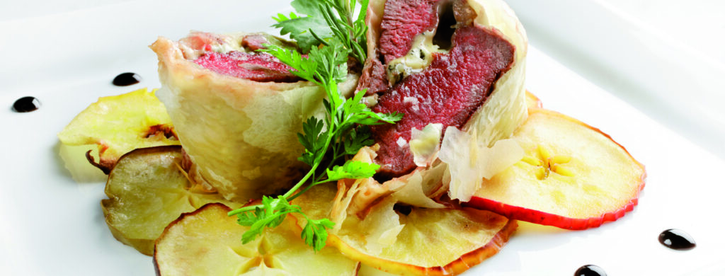 Pastilla d’agneau à la Fourme d’Ambert et son carpaccio de pommes rôties