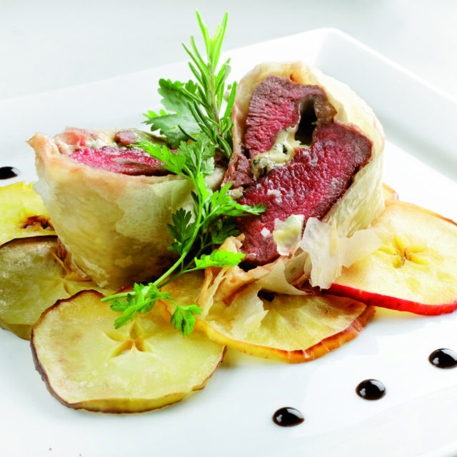 Pastilla d’agneau à la Fourme d’Ambert et son carpaccio de pommes rôties