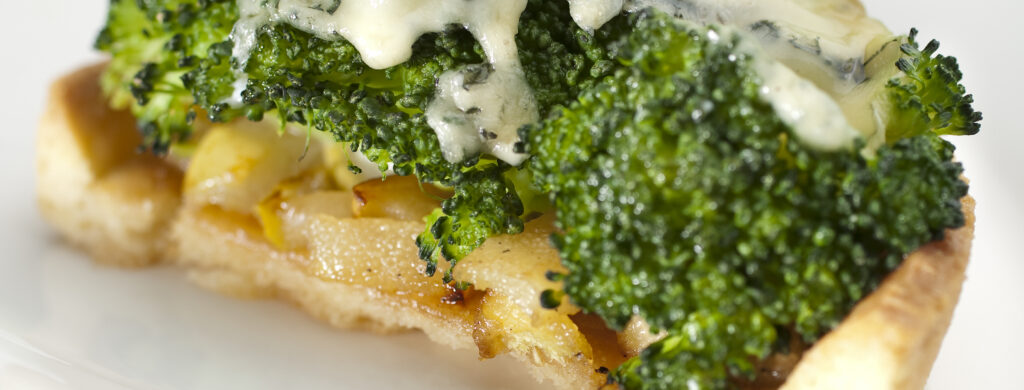 Tartelettes d’AOP Fourme d’Ambert au brocoli et caramel de pommes